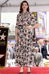 Anne Hathaway – Honored With a Star on the Hollywood Walk of Fame фото №1183740