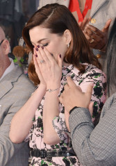 Anne Hathaway – Honored With a Star on the Hollywood Walk of Fame фото №1183734
