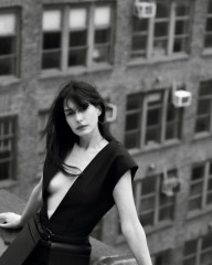 Anne Hathaway – Vogue France November 2024 фото №1406284