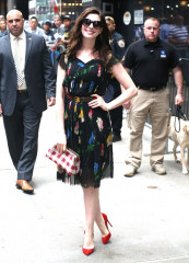 Anne Hathaway Wearing a Dress and Plaid Purse – New York 4/17/2017 фото №956704