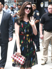 Anne Hathaway Wearing a Dress and Plaid Purse – New York 4/17/2017 фото №956702