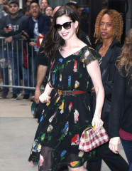 Anne Hathaway Wearing a Dress and Plaid Purse – New York 4/17/2017 фото №956703