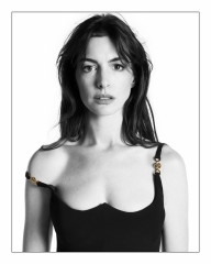 Anne Hathaway ~ Versace Icons 2023 Campaign by Mert Alas and Marcus Piggott  фото №1370326