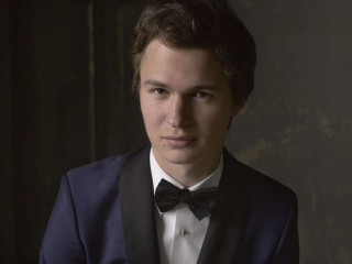 Ansel Elgort фото