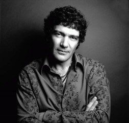 Antonio Banderas &amp; Mario Casas фото №1354401