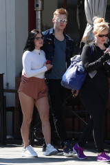 Ariel Winter – Shopping in Beverly Hills 4/8/2017 фото №954140