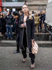 Ashley Benson - Giambattista Valli Show in Paris (Arrival) // March 02, 2020 фото №1276260