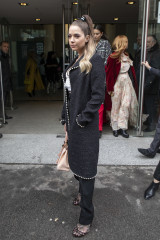 Ashley Benson - Giambattista Valli Show in Paris (Arrival) // March 02, 2020 фото №1276268