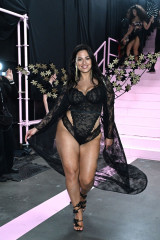 Ashley Graham at Victoria’s Secret Fashion Show 2024 фото №1408761
