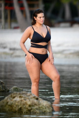 Ashley Graham in a Black Bikini On The Beach in Islamorada фото №950163