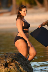Ashley Graham in a Black Bikini On The Beach in Islamorada фото №950160