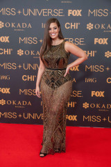 Ashley Graham – Miss Universe Red Carpet Presentation in Philippines фото №937191