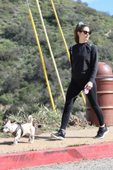 Ashley Greene-Hiking with Friends in Los Angeles фото №1339034