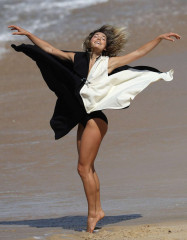 Ashley Hart – Swimwear photoshoot on the beach in Sydney фото №997158