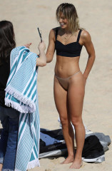 Ashley Hart – Swimwear photoshoot on the beach in Sydney фото №997155