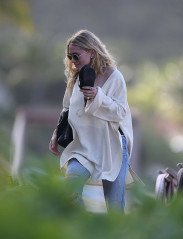 Ashley Olsen in Jeans on vacation in St Barth фото №930959