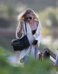 Ashley Olsen in Jeans on vacation in St Barth фото №930958