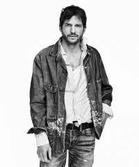 Ashton Kutcher - For Esquire Magazine 2023  фото №1369083