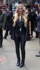 Avril Lavigne - Good Morning America in New York 02/15/2019 фото №1143299