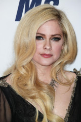 Avril Lavigne - 25th Annual Race To Erase MS Gala in Beverly Hills 04/20/2018 фото №1064884