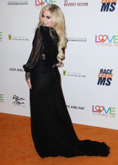 Avril Lavigne - 25th Annual Race To Erase MS Gala in Beverly Hills 04/20/2018 фото №1064888