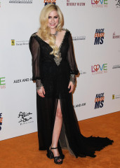 Avril Lavigne - 25th Annual Race To Erase MS Gala in Beverly Hills 04/20/2018 фото №1064882