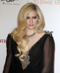 Avril Lavigne - 25th Annual Race To Erase MS Gala in Beverly Hills 04/20/2018 фото №1064883