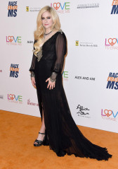 Avril Lavigne - 25th Annual Race To Erase MS Gala in Beverly Hills 04/20/2018 фото №1064890