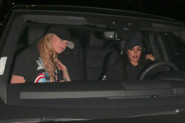 Avril Lavigne - The Nice Guy Restaurant 10/25/2018 фото №1112511