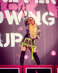 Avril Lavigne – Performing on Stage Photos фото №1397273