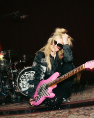 Avril Lavigne – Performing on Stage Photos фото №1397272