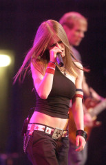 AVRIL LAVIGNE at KIIS FM Jingle Ball in Anaheim 12/19/2002 фото №1238710