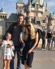 Barry Sloane with family at Disneyland in Anaheim 10/08/2018 фото №1246441