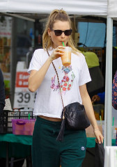 BEHATI PRINSLOO - Shopping at Farmers Market in Beverly Hills  фото №1007598