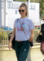 BEHATI PRINSLOO - Shopping at Farmers Market in Beverly Hills  фото №1007596