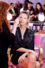 Behati Prinsloo – Victoria’s Secret Fashion Show Backstage 2018 фото №1115101