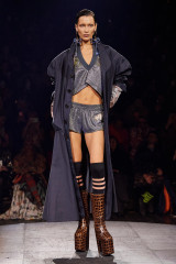 Vivienne Westwood Spring/Summer 2023 Fashion Show in Paris фото №1352336
