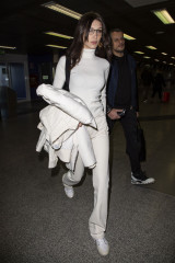 Bella Hadid in Travel Outfit at Linate Airport in Milan  фото №1148215