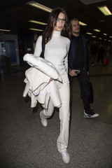 Bella Hadid in Travel Outfit at Linate Airport in Milan  фото №1148215