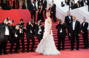 Bella Hadid – “Rocketman” Red Carpet at Cannes Film Festival фото №1175487