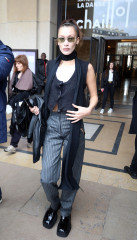 Bella Hadid - Out in Paris фото №1248478