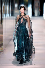 Bella Hadid -Fendi Spring/Summer 2021 Haute Couture - Runway | 27.01.21 фото №1288935