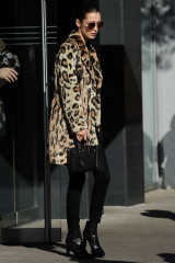 Bella Hadid in Leopard Print Coat Out in NYC фото №924430