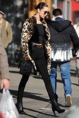 Bella Hadid in Leopard Print Coat Out in NYC фото №924429