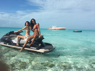 Bella Hadid in Bikini on he beach in Bahamas фото №928697
