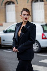Bella Thorne - Viktor &amp; Rolf Haute Couture SS2024 Show in Paris фото №1386550