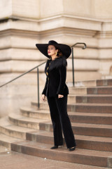 Bella Thorne – Schiaparelli Fashion Show in Paris фото №1386065