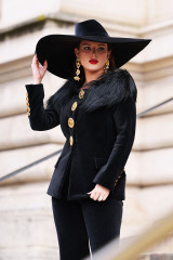 Bella Thorne – Schiaparelli Fashion Show in Paris фото №1386063