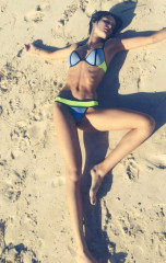 Bella Thorne in Bikini – Snapchat фото №931482
