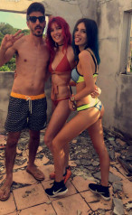 Bella Thorne in Bikini – Snapchat фото №931481
